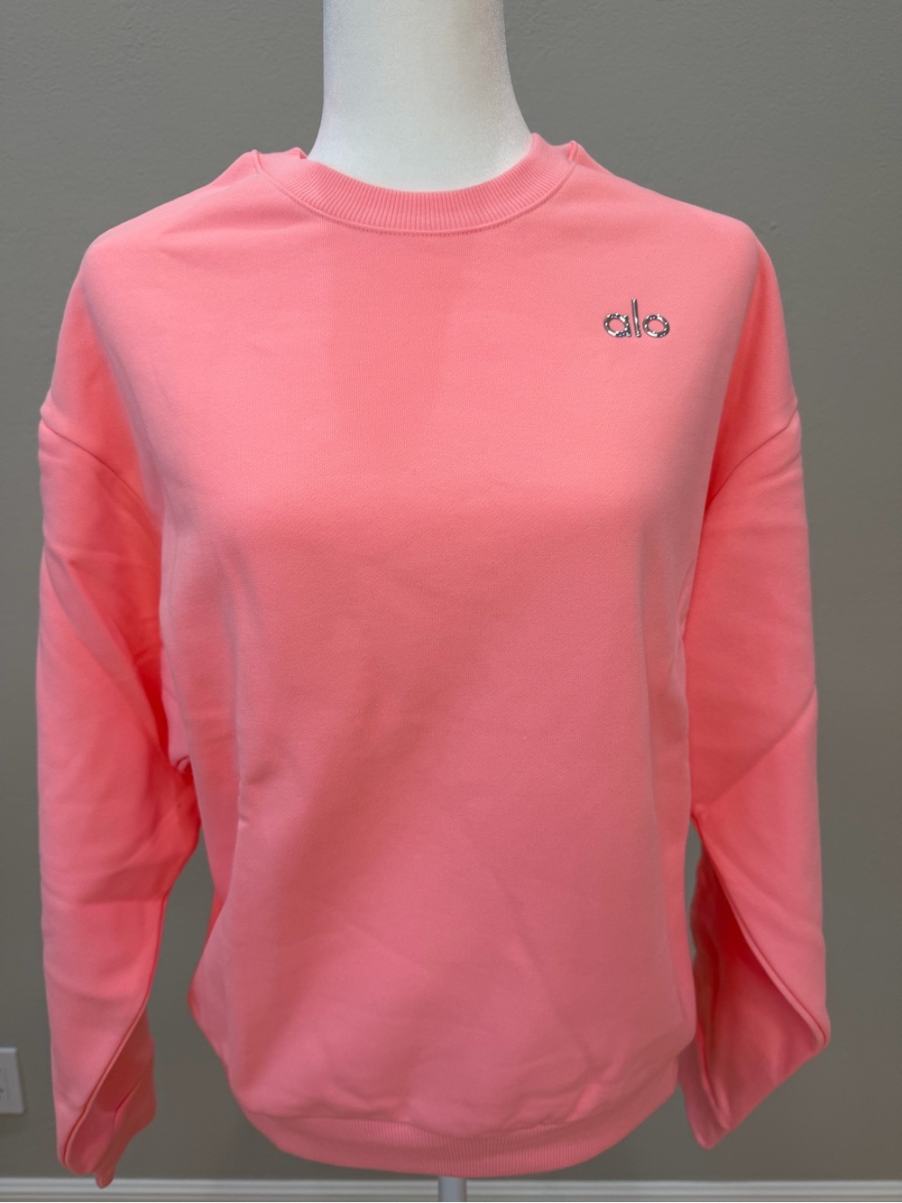 NWT ALO Yoga Accolade Crew Neck Pullover Neon Bubblegum Pink Small SOLD OUT